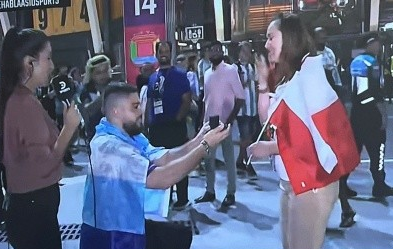 Fanático argentino pidió matrimonio a su novia polaca que dio el sí.