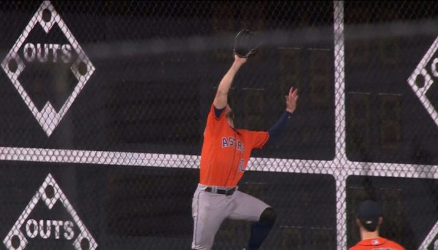 Astros McCormick salvó a los Astros con una tremenda atrapada.