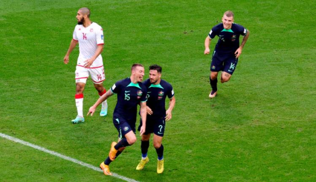 Australia Mitchell Duke (R) celebra después de marcar el gol.