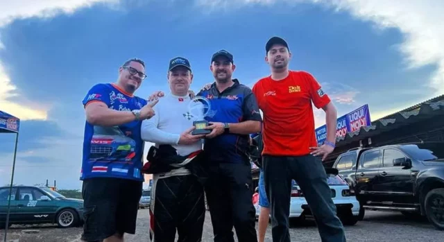 Soly Betesh (segundo a la izquierda) con el trofeo del triunfo.