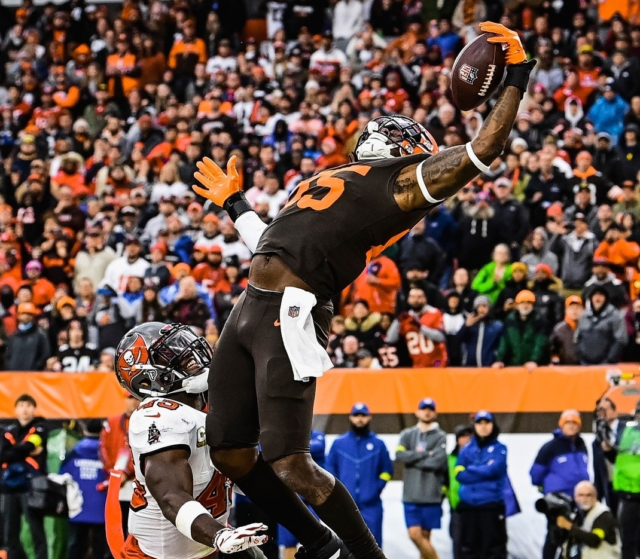David Njoku anotó el touchdown que empató el partido para ir a la prórroga.