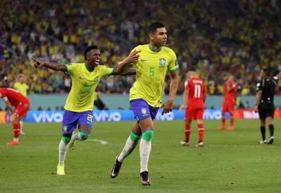Casemiro dio triunfo a Brasil y pase a octavos con gol al minuto 83.