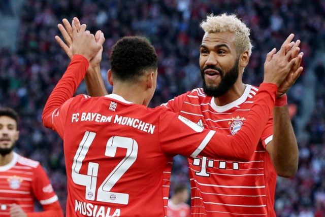 Choupo Choupo-Moting se saluda con Musiala en triunfo bávaro.
