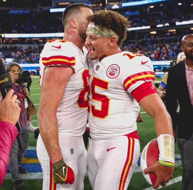 Patrick Mahomes y Travis Kelce celebran una jugada ante los Chargers.