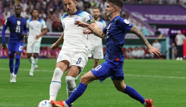 Harry Kane y Christian Pulisic, disputando un balón en el encuentro.