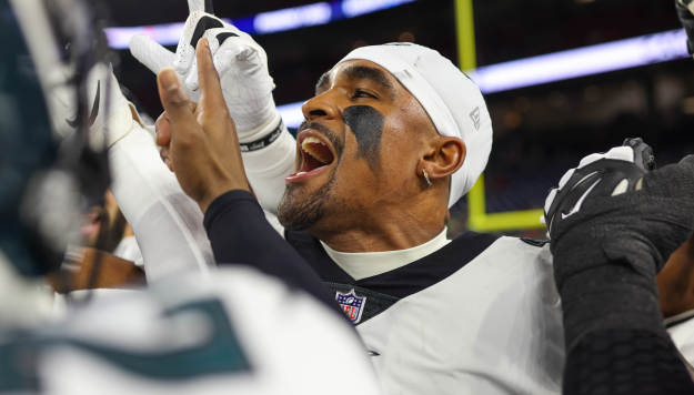 Jalen Jalen Hurts celebra con los Eagles que siguen invicto.