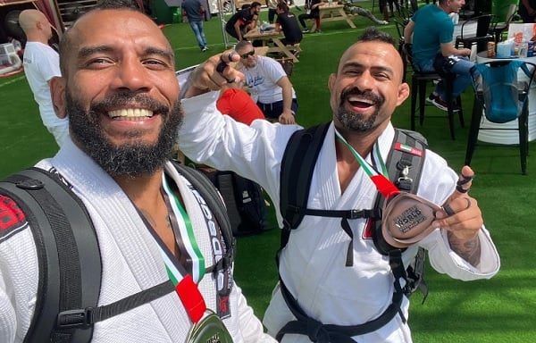 Jiux Marcos Ariel Pérez y César Iván Pérez se regocijan con sus medallas.