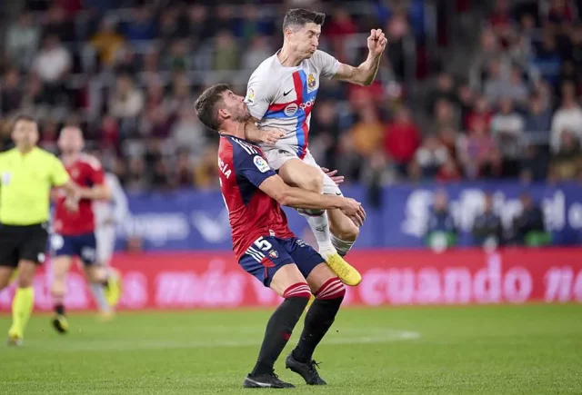 Lewy Lewandowski puso el codo en el cuello de David García y recibió su segunda amarilla.
