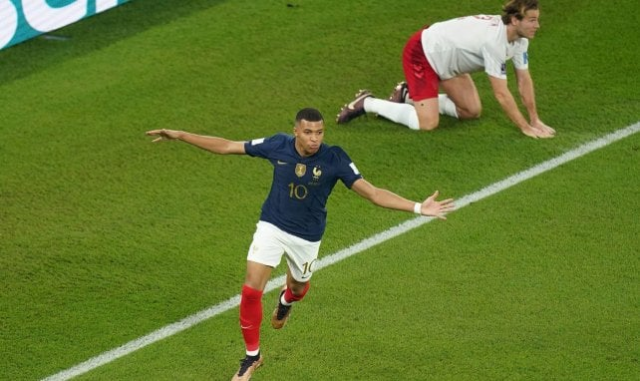 Mbappe Mbappé brilló con doblete en triunfo de Francia y su pase a octavos.