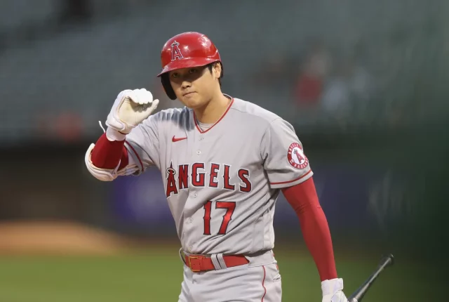 Ohtani Shohei Ohtani es espectacular lanzando y también bateando.