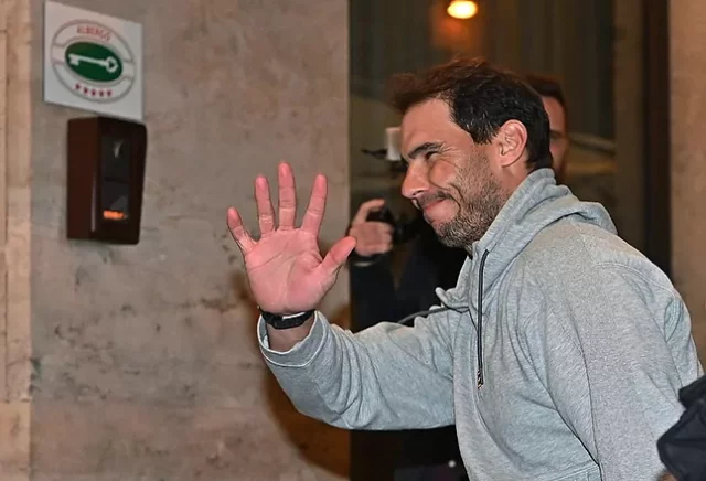 Rafa Rafael Nadal saluda a su llegada al hotel de Turín.