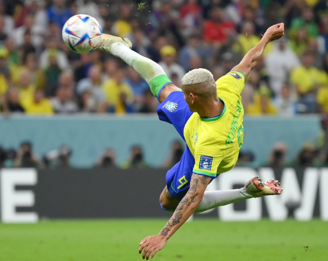 Richarlison con doblete en el triunfo de Brasil, incluido este golazo.