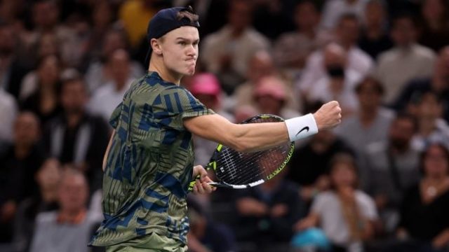 Rune Holger Rune le quita la corona a Novak Djokovic de París-Bercy.