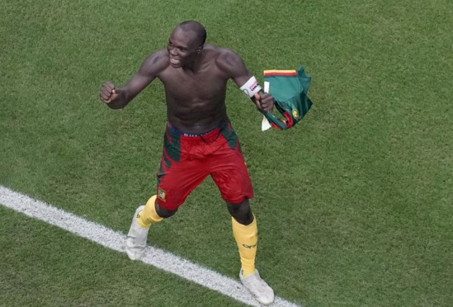 Vincent Aboubakar celebra tras anotar el gol de Camerún.