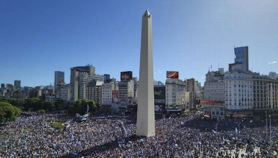 Argentinos El Obelisco, repleto de argentinos que esperan por la Selección.