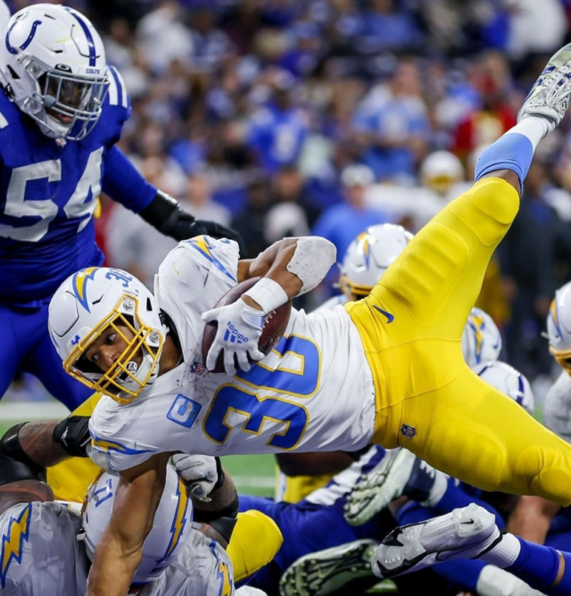 Austin Ekeler tuvo 2 anotaciones en la victoria de Chargers en Monday Night Football.