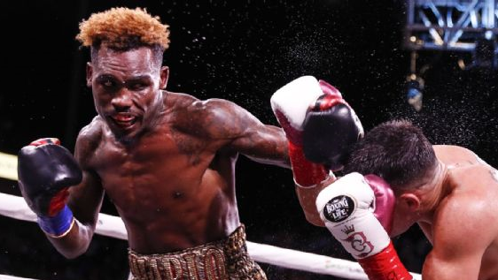 Charlo Jermell Charlo le conecta un golpe a Brian Castaño en la revancha de mayo.
