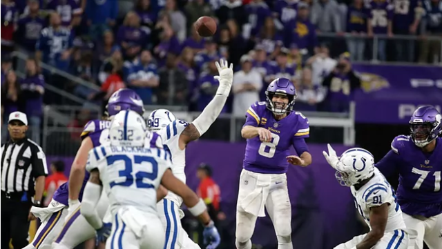 Cousins Cousins lideró regreso con 460 yardas y 4 touchdowns.