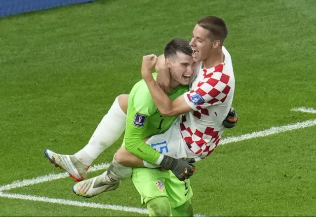El portero croata Dominik Livakovic celebra con Mario Pasalic.