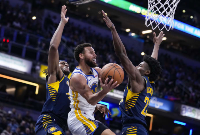 Curry sufrió la lesión con 2:04 restantes en el tercer cuarto ante los Pacers.