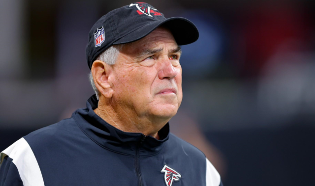 Dean Pees está en su segunda temporada como coordinador defensivo.