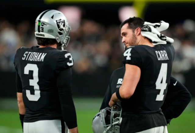 Derek Carr mostró bajo rendimiento en los últimos juegos.
