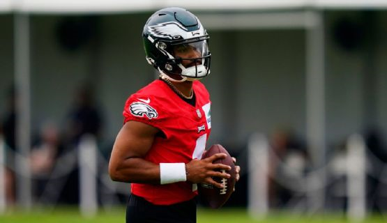 Hurts Jalen Hurts participó levemente en el entrenamiento de los Eagles.