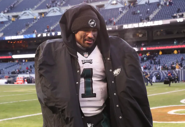 Hurts fue diagnosticado con un esguince del hombro izquierdo.