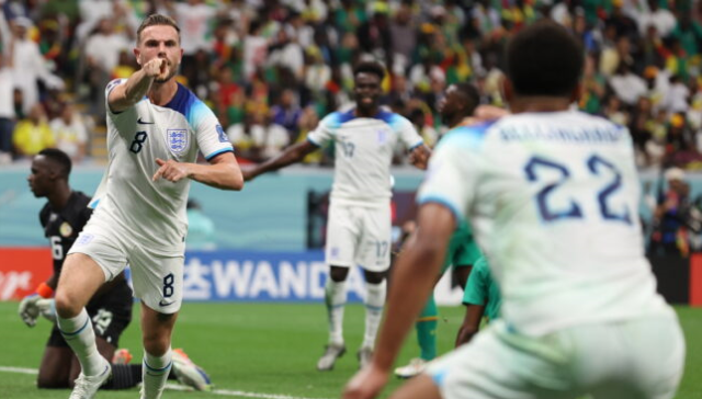 Jordan Henderson celebra con Jude Bellingham un gol ante Senegal.