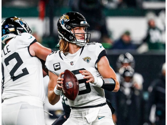 Jaguars Trevor Lawrence anotó un touchdown por tierra en el triunfo de los Jaguars..