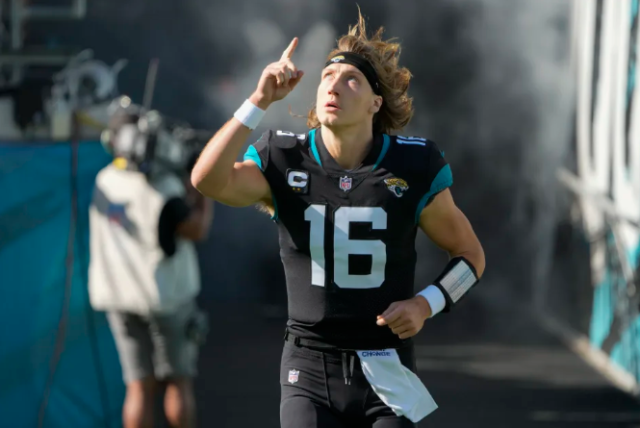 Trevor Lawrence guió a los Jaguars a la inesperada remontada.