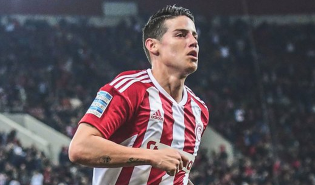 James James anota en el partido de Olympiacos vs Asteras Tripolis.