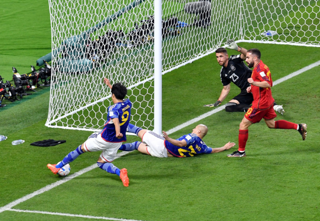 El balón salió claramente y luego entró a la portería española.