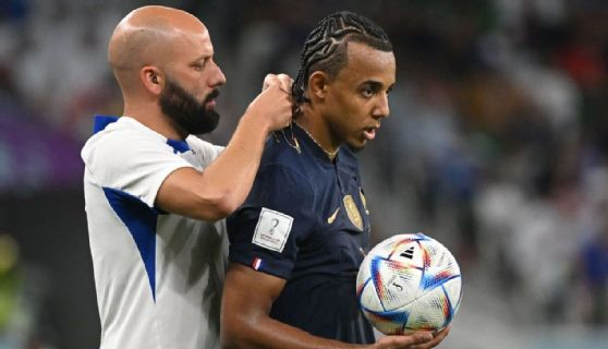 Kounde tuvo que quitarse una cadena durante el partido contra Polonia.