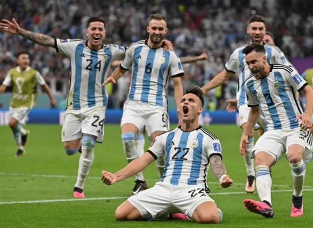 Lautaro Lautaro anotó en la tanda de penal que le dio el pase a Argentina.