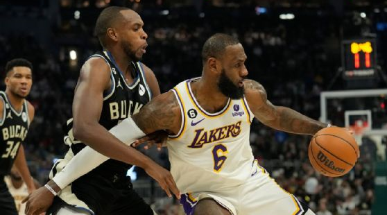 LeBron LeBron estableció la marca con su novena asistencia contra los Bucks.