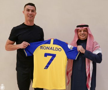 Ronaldo Cristiano firma dos temporadas y media con el equipo saudí.