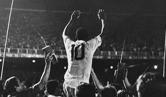 Santos La camisa 10 que Pelé inmortalizó en el Santos seguirá al menos una temporada.