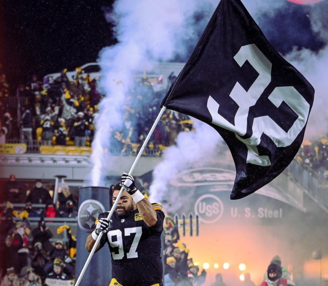 Steelers Cam Heyward fue la figura en la victoria de unos Steelers que honraron a Harris.