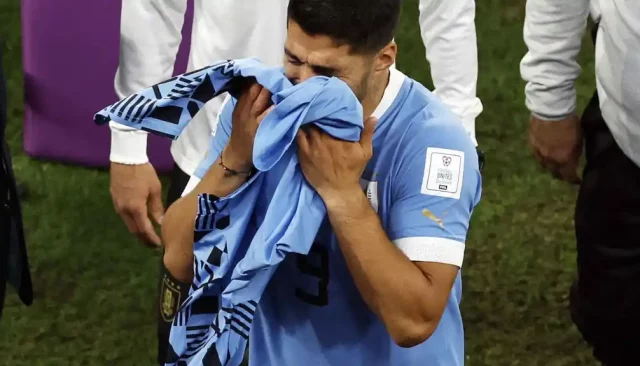 Suarez El veterano Luis Suárez rompió en llano tras la eliminaciòn de Uruguay.
