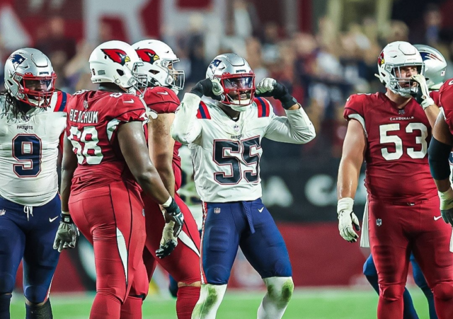 Josh Uche (55) se robó la noche con 3 capturas en la victoria de Patriots.