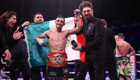 Venado 'Venado' López arrebató el campeonato a Josh Warrington en Inglaterra.