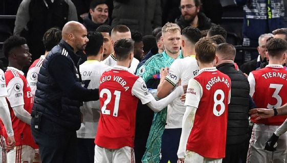 Ramsdale sufrió un agresión el domingo en la casa del Tottenham.