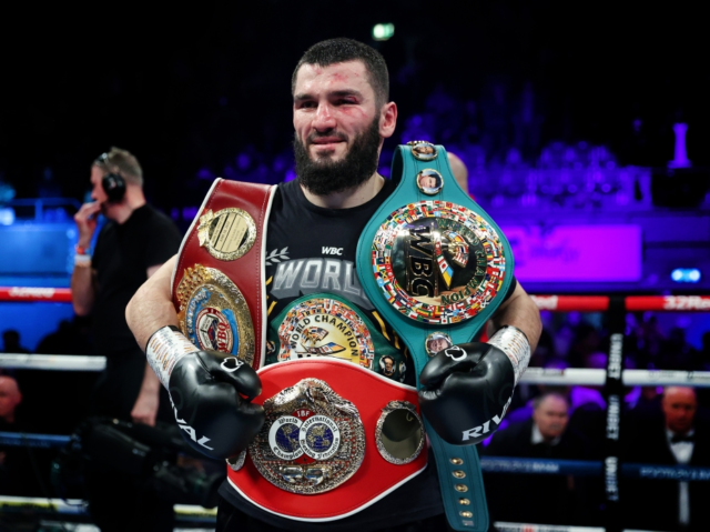 Artur Beterbiev detuvo a Yarde en el octavo asalto.
