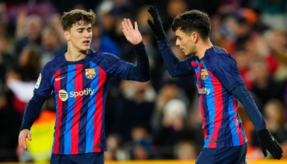 Celebran Pedri celebra con Gavi su gol ante el Getafe y sigue de líder en LaLiga.