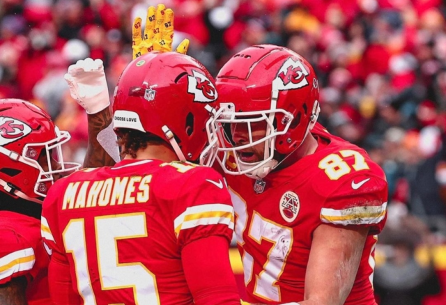 Chiefs Mahomes y Kelce impulsaron triunfo de los Chiefs.