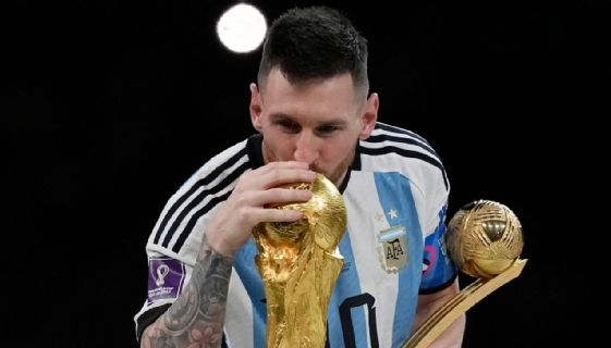 Messi besando la anhelada Copa del Mundo de Catar 2022.