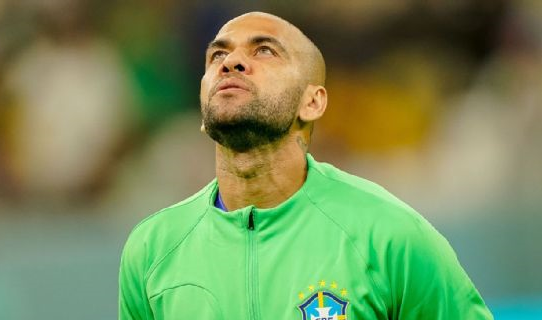 Daniel Alves en ceremonia del himno de Brasil en Catar 2022.