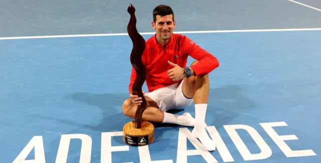 Djo Novak Djokovic celebra la victoria en el ATP de Adelaida, en Australia.