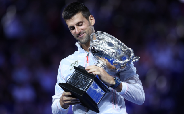 Djok Djokovic contemplando su décimo título del Abierto de Australia,